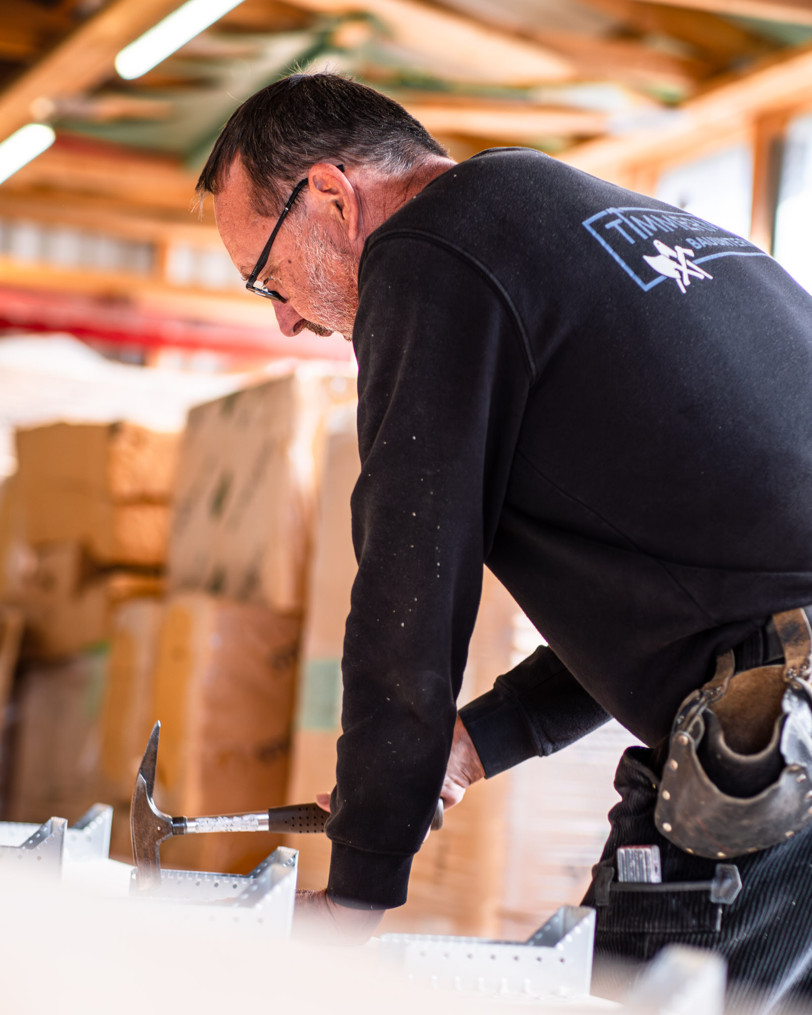 Erfahrener Zimmerer bei der Arbeit